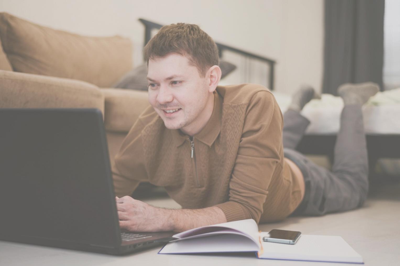 Arbeitsplatz mit Finanzunterlagen und Laptop
