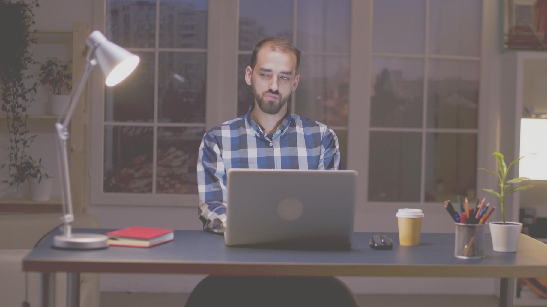 Finanzplanung Beratungsgespräch in modernem Büro